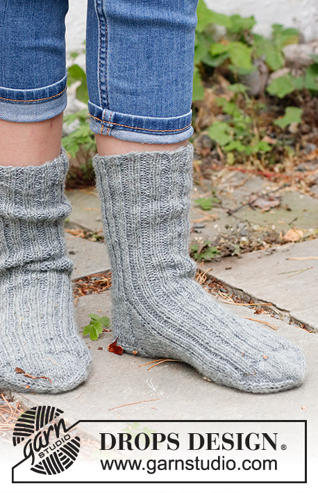 Puddle Jumpers / DROPS Children 41-32 - Strikkede sokker til børn i DROPS Fabel. Størrelse 26-43.