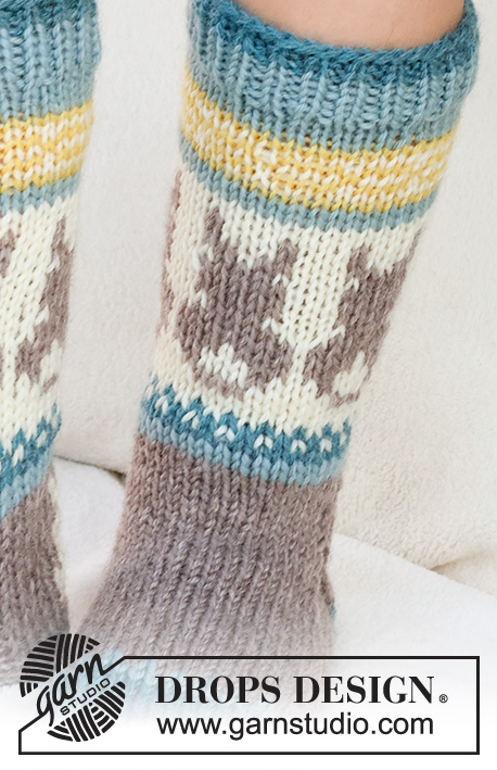 Dancing Bunny Socks / DROPS Children 41-34 - Strikkede sokker til børn i DROPS Karisma. Arbejdet strikkes oppefra og ned, i glatstrik med flerfarvet mønster med hare / påskehare. Størrelse 24 - 43. Tema: Påske.
