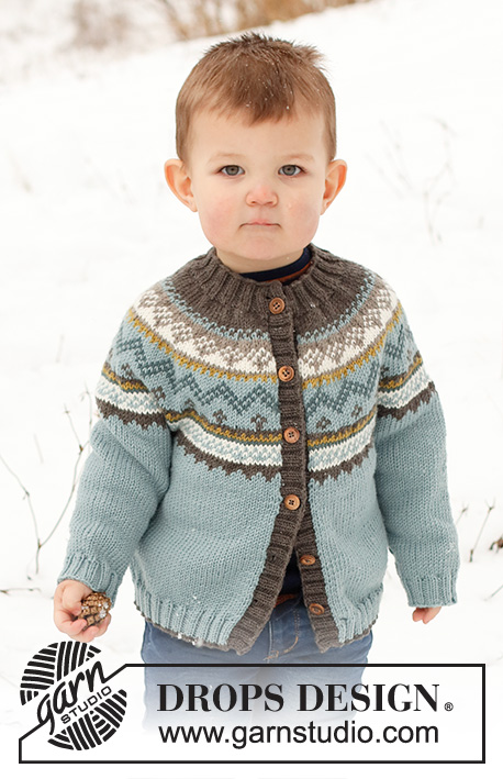 Edge of the Woods Jacket / DROPS Children 41-7 - Rozpinany dziecięcy sweter na drutach, przerabiany od góry do dołu, z zaokrąglonym karczkiem i żakardem norweskim, z włóczki DROPS Merino Extra Fine. Od 2 do 12 lat.