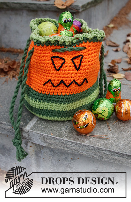 Scary Pumpkin Bag / DROPS Children 44-11 - Virkattu kurpitsa-aiheinen makeispussi / laukku DROPS Paris-langasta. Työ virkataan suljettuna virkkauksena. Työssä on raitoja ja kirjotut kasvot. Teema: Halloween.
