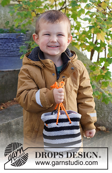 Spooky Stripes Bag / DROPS Children 44-12 - Bolsa para caramelos / bolso a ganchillo en DROPS Paris. La pieza está elaborada en redondo con rayas. Tema: Halloween.