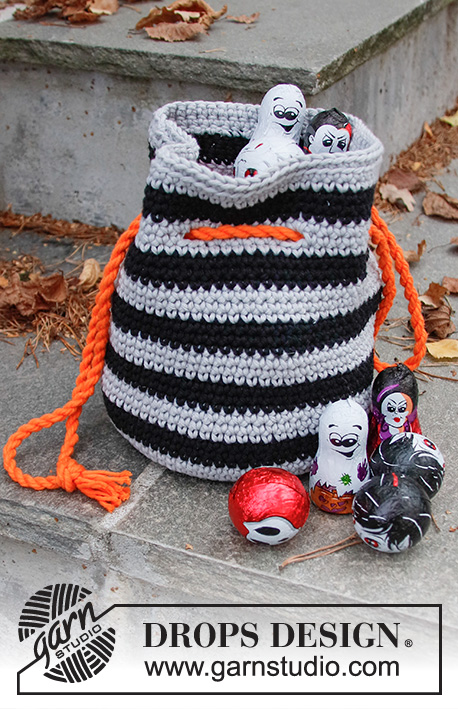 Spooky Stripes Bag / DROPS Children 44-12 - Gehäkelter Süßigkeitenbeutel / Beutel / Tasche in DROPS Paris. Die Arbeit wird in Runden mit Streifen gehäkelt. Thema: Halloween.