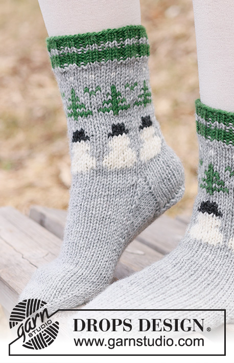 Snowman Time Socks / DROPS Children 44-21 - Dětské ponožky s norským vzorem s vánočním stromečkem a sněhulákem pletené shora dolů z příze DROPS Karisma. Velikost 24 – 43. Motiv: Vánoce.