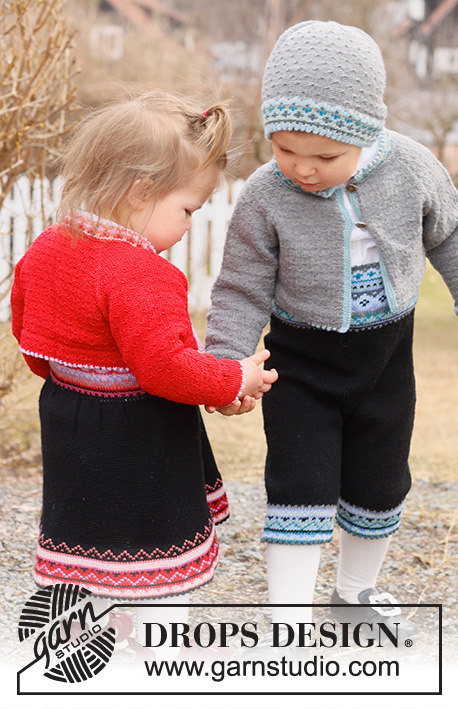 Hipp Hipp Hurra Jacket / DROPS Children 44-3 - Gilet court tricoté de haut en bas pour bébé et enfant en DROPS Baby Merino. Se tricote avec jacquard nordique et emmanchures raglan. Du 6 mois au 6 ans.