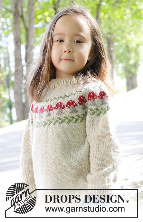 Mushroom Season Sweater / DROPS Children 47-14 - Dziecięcy sweter na drutach przerabiany od góry do dołu, z włóczki DROPS Karisma. Z podwójnym wykończeniem dekoltu, zaokrąglonym karczkiem i żakardem w grzybki. Od 2 do 14 lat.