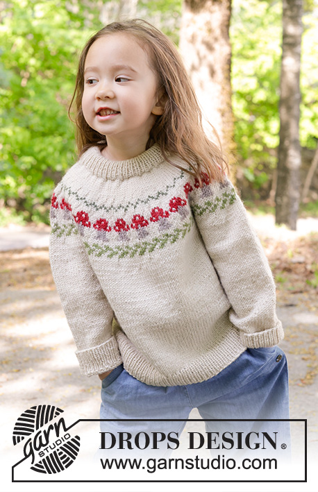 Mushroom Season Sweater / DROPS Children 47-14 - Pull tricoté de haut en bas pour enfant en DROPS Karisma. Se tricote avec col doublé, empiècement arrondi et jacquard champignons. Du 2 au 14 ans.