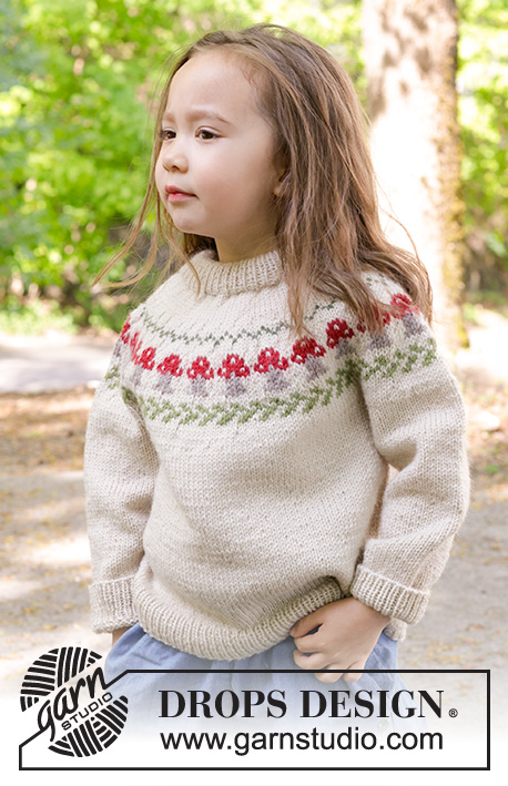 Mushroom Season Sweater / DROPS Children 47-14 - Pull tricoté de haut en bas pour enfant en DROPS Karisma. Se tricote avec col doublé, empiècement arrondi et jacquard champignons. Du 2 au 14 ans.