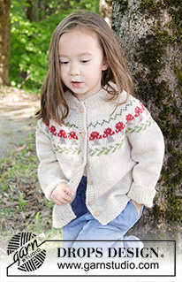 Mushroom Season Cardigan / DROPS Children 47-15 - Dziecięcy rozpinany sweter na drutach, z włóczki DROPS Karisma. Z podwójnym wykończeniem dekoltu, zaokrąglonym karczkiem i żakardem w grzybki. Od 2 do 14 lat.