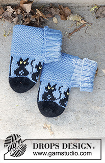 Bewitched Cat Socks / DROPS Children 47-28 - Strikkede tøfler til barn i DROPS Karisma. Arbeidet strikkes fra tåen og opp med flerfarget mønster og katter. Størrelse 24-43. Tema: Halloween.