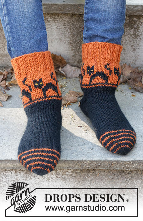 Spooky Sunset Socks / DROPS Children 47-29 - Stickade sockor till barn i DROPS Karisma. Arbetet stickas från tån och upp i flerfärgat mönster med katter och kilhäl. Storlek 24-43. Tema: Halloween.