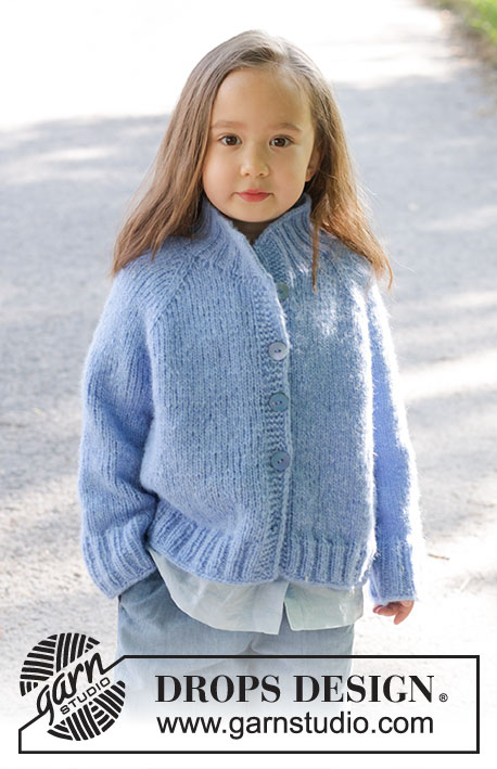 Little Cloud Blue Cardigan / DROPS Children 47-3 - Dziecięcy rozpinany sweter na drutach, przerabiany od góry do dołu, z włóczki DROPS Air. Przerabiany dżersejem, z wysokim wykończeniem dekoltu i z reglanowymi rękawami. Od 2 do 12 lat.