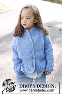 Little Cloud Blue Cardigan / DROPS Children 47-3 - Strikket jakke til barn i DROPS Air. Arbeidet strikkes ovenfra og ned i glattstrikk med høy hals og raglan. Størrelse 2 – 12 år.