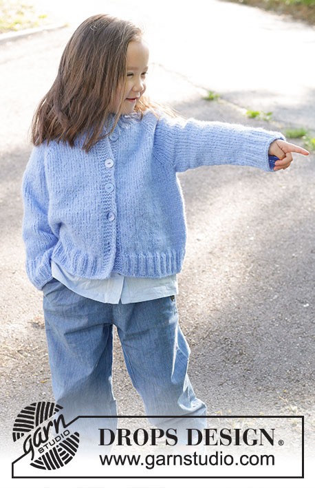 Little Cloud Blue Cardigan / DROPS Children 47-3 - Raglánový dětský propínací svetr pletený lícovým žerzejem shora dolů z příze DROPS Air. Velikost 2 až 12 let.