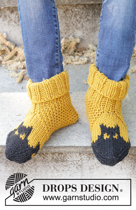 Holy Socks! / DROPS Children 47-30 - Strikkede tøfler til barn i DROPS Alaska. Arbeidet strikkes fra tåen og opp med flerfarget mønster med flaggermus. Størrelse 24-43. Tema: Halloween.