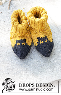 Holy Socks! / DROPS Children 47-30 - Gebreide sloffen voor kinderen in DROPS Alaska. Het werk wordt gebreid vanaf de teen in de hoogte, met een meerkleurig patroon met vleermuizen. Maten 24-43. Thema: Halloween.
