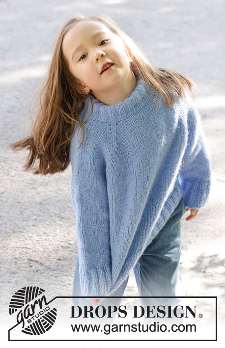 Little Cloud Blue Sweater / DROPS Children 47-4 - Maglione per bambini lavorato ai ferri in DROPS Air. Lavorato dall’alto in basso a maglia rasata, collo doppio e raglan. Taglie: 2 – 12 anni.