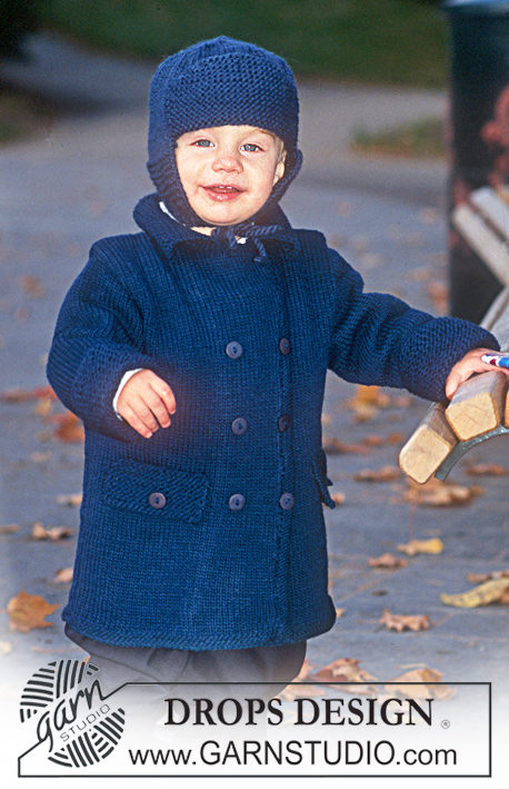 Blue December / DROPS Children 9-17 - Duffle coat in Karisma Superwash, hat with earflaps in Alaska 