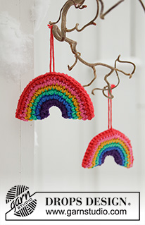 Holiday Rainbows / DROPS Extra 0-1463 - Gehäkelter Regenbogen als Weihnachtsschmuck in DROPS Paris. Thema: Weihnachten.