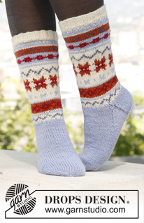 Free patterns - Weihnachtliche Socken & Hausschuhe / DROPS Extra 0-880