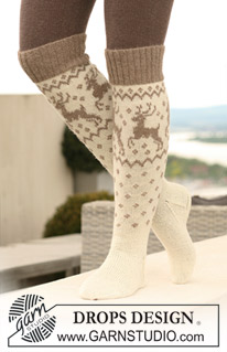 Free patterns - Weihnachtliche Socken & Hausschuhe / DROPS 122-17