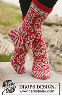Free patterns - Weihnachtliche Socken & Hausschuhe / DROPS 150-5