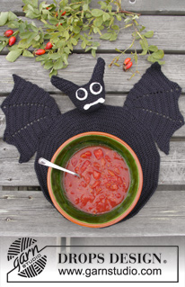 Lunch With Vlad / DROPS Extra 0-1043 - DROPS Halloween: Crochet DROPS bat table coaster in Muskat.