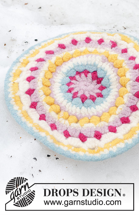 Spring Sun / DROPS Extra 0-1098 - DROPS Easter: Crochet and felted DROPS seating pad with stripe pattern in 2 strands Snow.