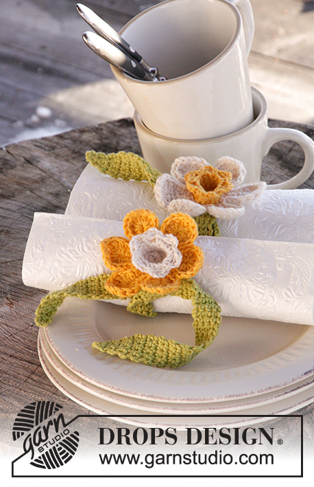 Wild Marigolds / DROPS Extra 0-1250 - Pâques DROPS: Rond de serviette DROPS Jonquille au crochet, en ”Safran”.
