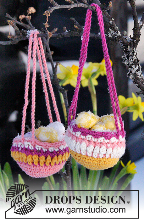 Easter Catch / DROPS Extra 0-1252 - Pâques DROPS: Mini paniers DROPS au crochet, avec rayures, en ”Safran”.