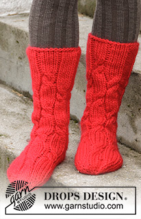 Christmas Journey / DROPS Extra 0-1331 - Knitted socks with cables for Christmas in DROPS Snow.