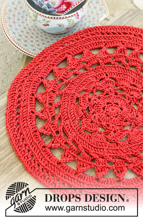 Christmas Rounds / DROPS Extra 0-1334 - Crochet table cloth with lace pattern for Christmas in DROPS Cotton Viscose.