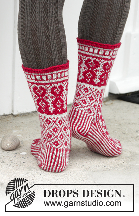 Christmas Raffle Socks / DROPS Extra 0-1335 - Stickade sockor till jul med färgmönster i DROPS Fabel.
Stl 35-43.
