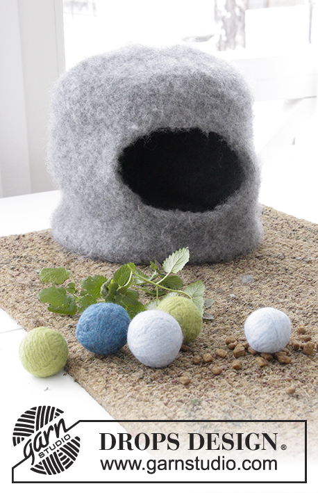 The Cat Cave / DROPS Extra 0-1381 - Felted house and balls for your cat, knitted in DROPS Snow.