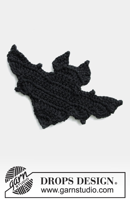 Bat Attack! / DROPS Extra 0-1391 - Chauve-souris au crochet pour Halloween. Se crochète en DROPS Paris.