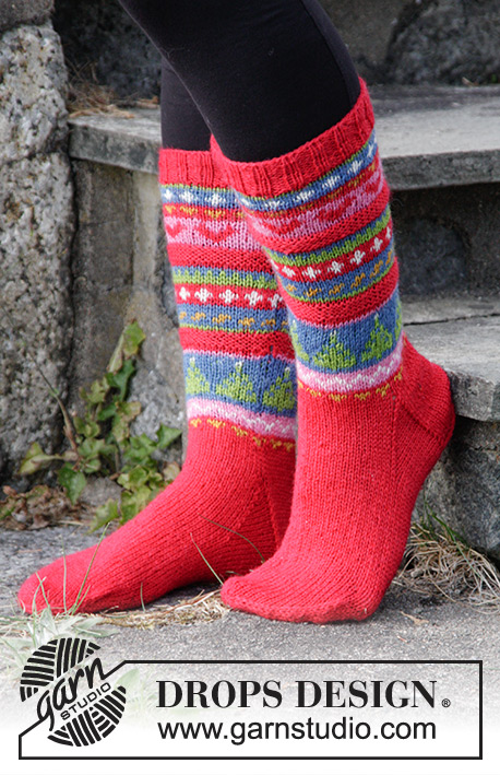 Mistle-Toes / DROPS Extra 0-1397 - Knitted socks in multi-colored pattern for Christmas. Size 35 to 43 Piece is knitted in DROPS Fabel.
