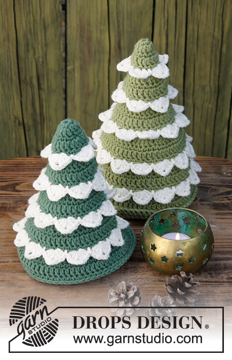 The Christmas Forest / DROPS Extra 0-1398 - Crocheted Christmas tree. 
The piece is worked in DROPS Merino Extra Fine.