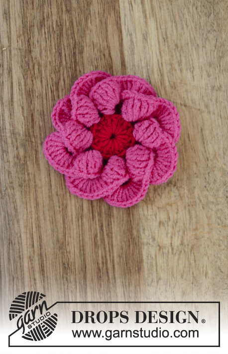 Festive Flowers / DROPS Extra 0-1407 - Crochet flower for Christmas. 
The piece is worked in DROPS BabyMerino.