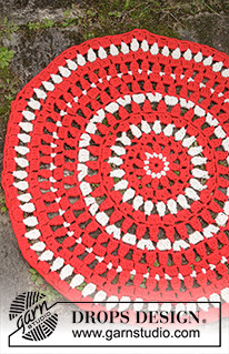 Christmas Circle / DROPS Extra 0-1408 - Hæklet cirkel gulvtæppe med striber til jul. Arbejdet er hæklet i DROPS Snow