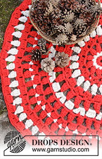Christmas Circle / DROPS Extra 0-1408 - Gehäkelter runder Teppich mit Streifen für Weihnachten. Die Arbeit wird gehäkelt in DROPS Snow.