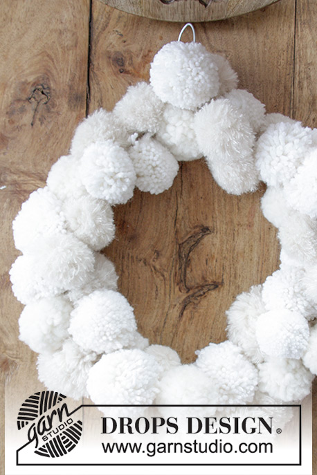 Snow Wreath / DROPS Extra 0-1416 - Türkranz mit Pompons für Weihnachten. Die Arbeit wird gefertigt in DROPS Brushed Alpaca Silk, DROPS Nepal und DROPS Snow.