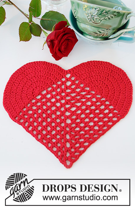 Time for Romance / DROPS Extra 0-1418 - Gehaakte placemat in hartvorm voor Valentijn. Het werk wordt gehaakt in DROPS Paris.