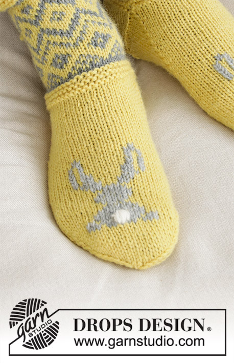 Bunny Hide / DROPS Extra 0-1421 - Knitted socks or slippers in DROPS Karisma. Nordic pattern and embroidered bunny. Theme: Easter.