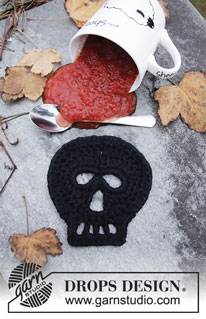 Dead Man's Happy Hour / DROPS Extra 0-1457 - Dessous de verre tête de mort crocheté en DROPS Paris. 
Thème: Halloween