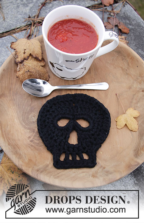 Dead Man's Happy Hour / DROPS Extra 0-1457 - Crocheted coaster with skull in DROPS Paris. Worked in a circle. Theme: Halloween