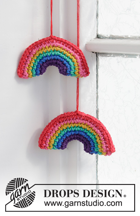 Holiday Rainbows / DROPS Extra 0-1463 - Crochet rainbow decoration for Christmas in DROPS PARIS. Theme: Christmas.