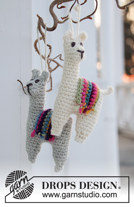 Festive Alpacas / DROPS Extra 0-1465 - Świąteczna ozdoba choinkowa alpaka lub lama na szydełku, z włóczki DROPS Lima. Temat: Boże Narodzenie.