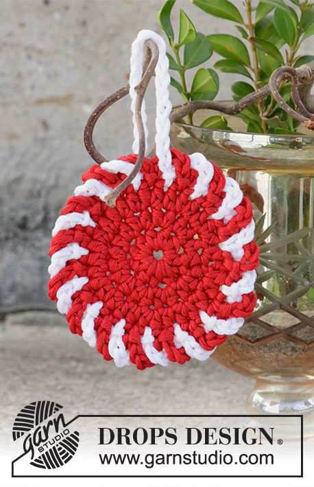 Christmas Candy Ornament / DROPS Extra 0-1477 - Crocheted Christmas tree decoration in DROPS Muskat. Theme: Christmas