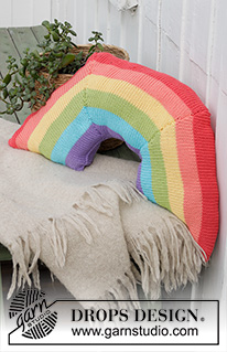 Rainbow Arch Cushion / DROPS Extra 0-1489 - Knitted cushion with rainbow stripes in DROPS Paris.