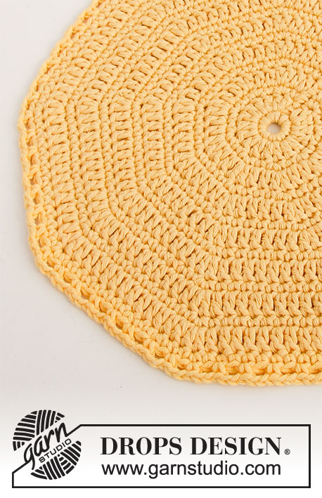 Lunch in the Sun / DROPS Extra 0-1496 - Crocheted coaster, place mat and table mat in DROPS Paris.