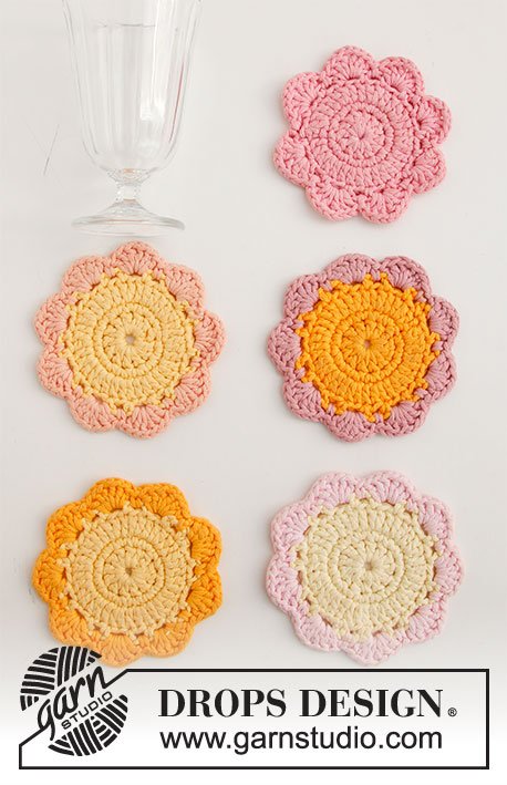 Blossom Coasters / DROPS Extra 0-1497 - Posavasos a ganchillo en forma de flor en DROPS Paris.